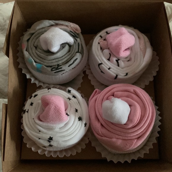 🧁Onesie & Socks Baby Girl Gift “CUPCAKES!” Onesies & Baby Socks Cupcake 4ct Box - Picture 2 of 13